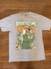 Bobby Portis Under Dog Men’s GrayShort Sleeve Milwaukee Bucks Tee L