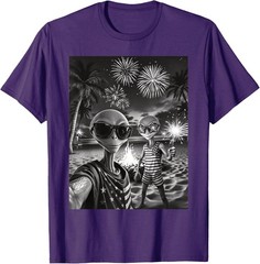 Patriotic Alien Selfie USA Fireworks 4th of July Funny Alien T-Shirt
