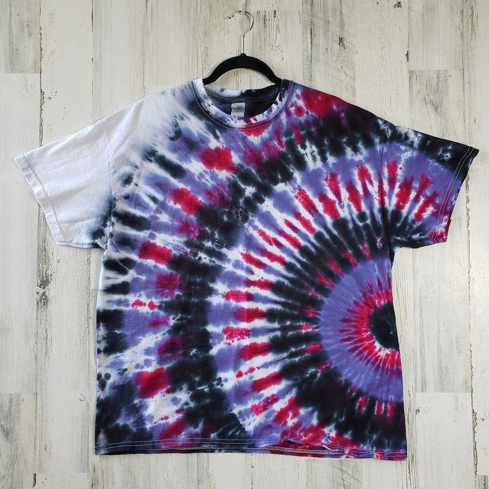 Gildan Side Fan Feathered Lavender Fuchsia Black Tie Dye T-Shirt Size Large