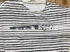 2000s Peeking Through The Blinds Graphic Tshirt Small