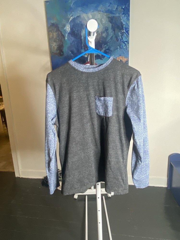 men’s heathered gray and blue long-sleeve t-shirt with a chest pocket Sz M