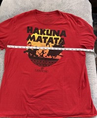 Disney The Lion King Men’s Graphic Tee – Hakuna Matata – Red