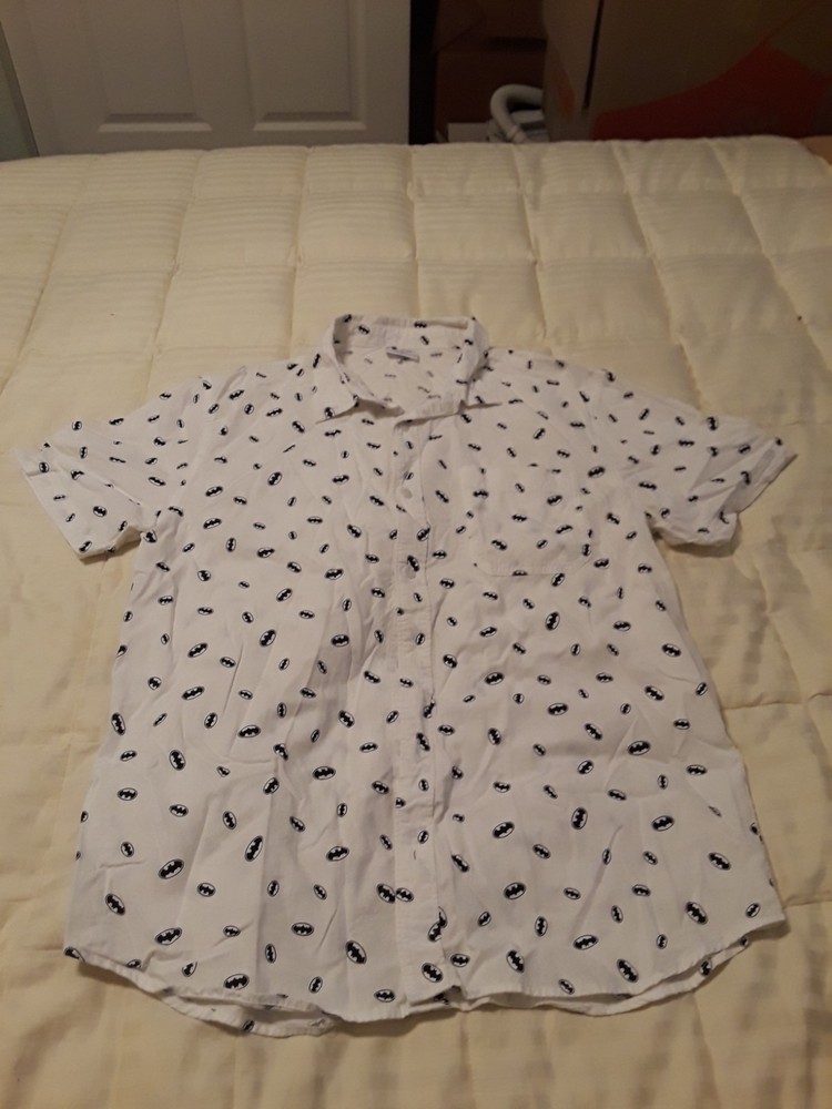 Batman Logo Button Down Shirt Size Large Pit to Pit 21 Inches