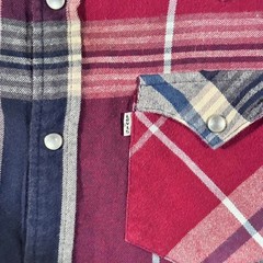 Levi’s burgundy plaid button-up pearl snap shirt Size M