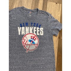 New York Yankees Official MLB Shirt – Size L