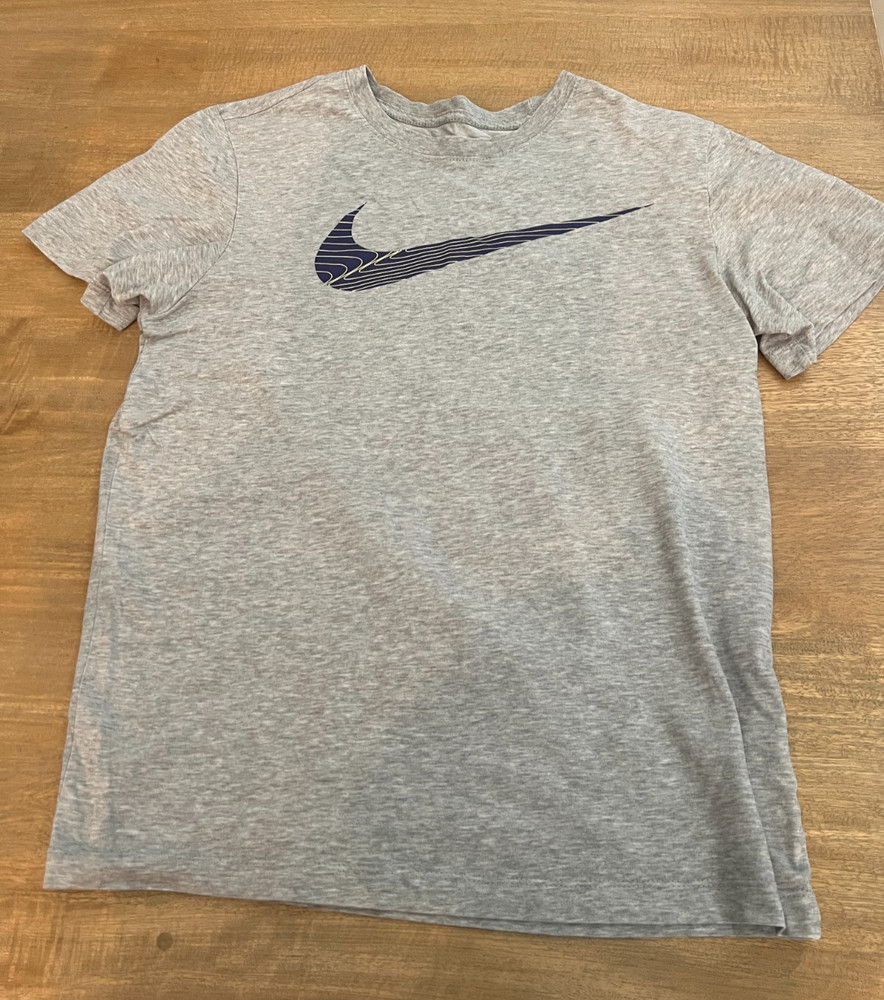 Nike DRI-FIT Swoosh Graphic T-Shirt Mens Heather Grey – Size : Small
