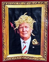 Trump Medusa Golden Snake Hair Head T Shirt XL Gildan Burgundy Red Graphic Tee