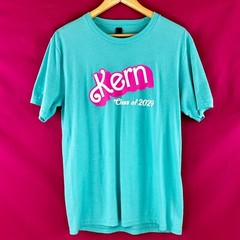 Kern Class of 2029 T-Shirt Graphic Tee Medium Barbie Ken Students Designers