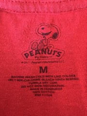 Peanuts T-Shirt Adult Medium Red Christmas Scene Winter Holiday Snoopy