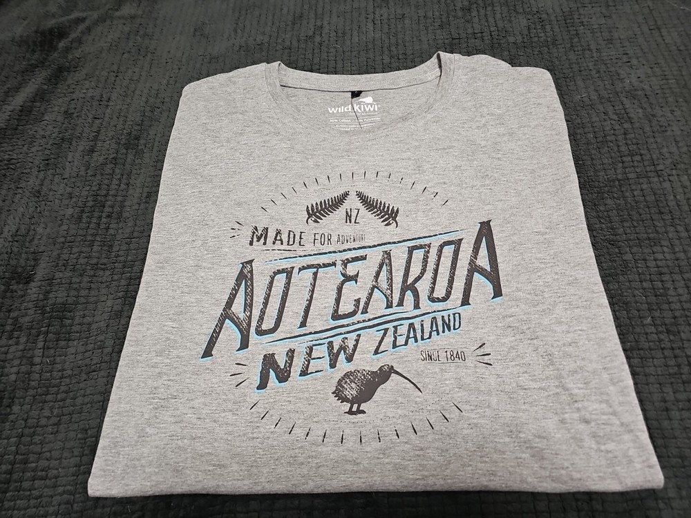 Wild Kiwi NEW Made For Adventure AOTEAROA NEW Zealand Light Gray TShirt SZ S