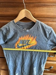 Nike Sportswear – Go Like Hell – Men’s T-Shirt Size S Small – HF6162-071