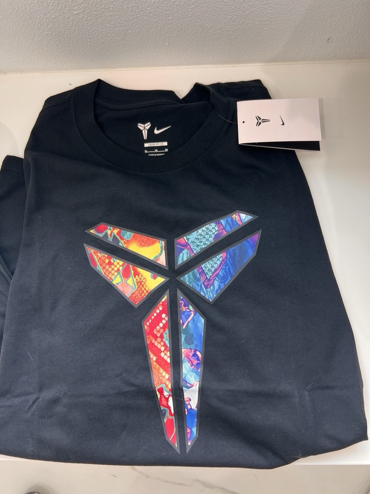 Nike Kobe Bryant T-Shirt ‘What The’ Kobe 8 Black Size XL HJ3422-010 VIII 2025