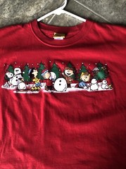 Peanuts Vintage Women’s XL Snoopy & Friends Winter Scene Red T-shirt Cropped