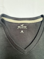 Hollister Must-Have Collection Men’s Large Black V Neck Logo T-Shirt Tee