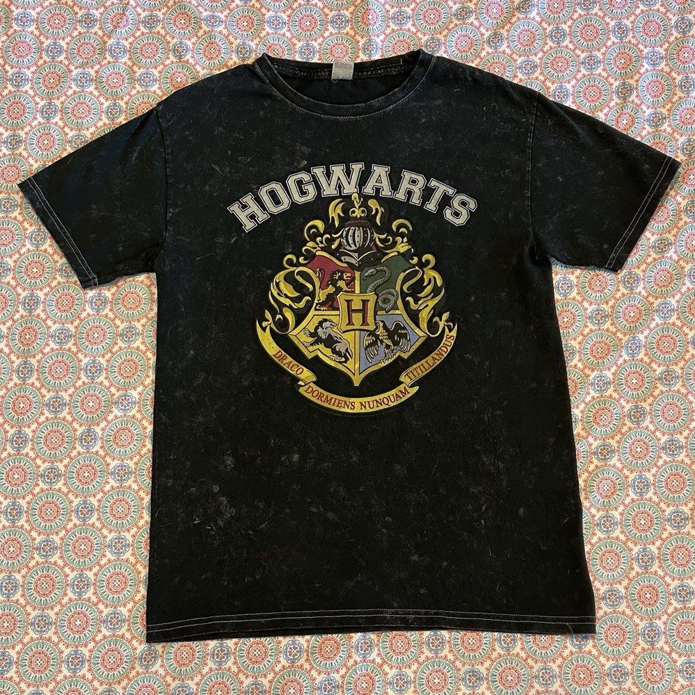 Hogwarts Stressed Fabric Black T-Shirt Size Medium