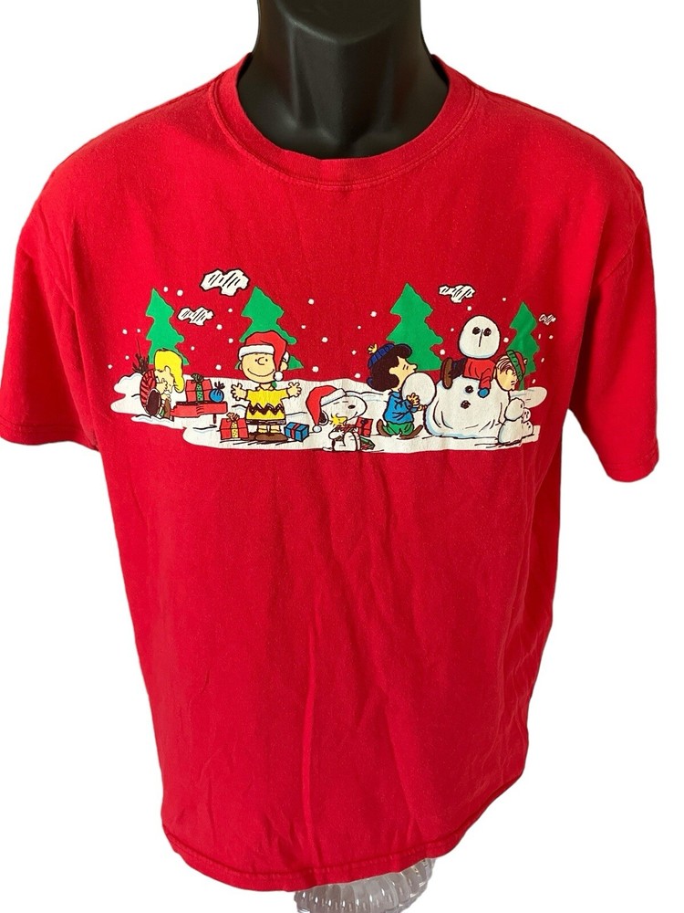 Peanuts T-Shirt Adult Medium Red Christmas Scene Winter Holiday Snoopy