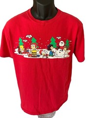 Peanuts T-Shirt Adult Medium Red Christmas Scene Winter Holiday Snoopy