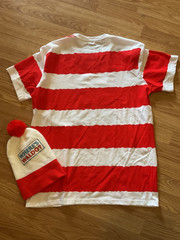 WHERE’S WALDO SET /T-SHIRT & BEANIE SZ.XL.40X31 RED&WHITE STRIPE