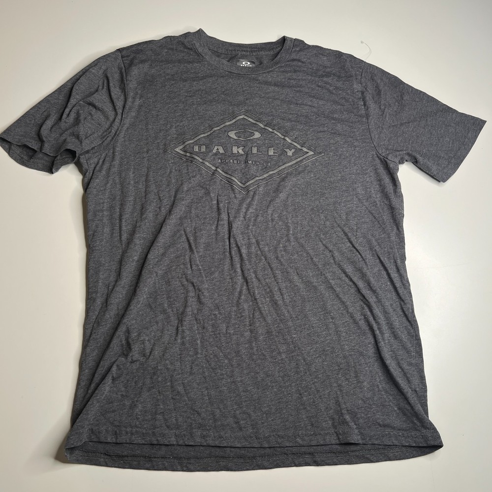 Oakley Buckle Exclusive Men’s T-Shirt XL Gray – Regular Fit Graphic Tee