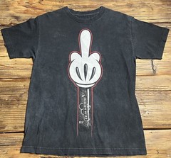 ✔️The Wild Ones Tatted Hand Middle Finger NEVER SURRENDER T-Shirt Sz Medium