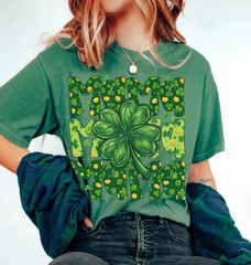St. Patrick’s Day Lucky Mama Unisex T-Shirt Irish Shamrock Gift for Mom