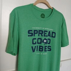 Life is Good Notre Dame T-Shirt Spread Good Vibes Men’s Medium Classic Fit Green