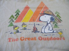 USED 2022 Peanuts T-Shirt Snoopy The Great Outdoors Size Large – FREE SHIP