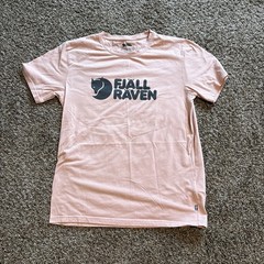 Fjall Raven Logo T Shirt Men’s Size M Dusty Rose Hiking Outdoors Cotton blend