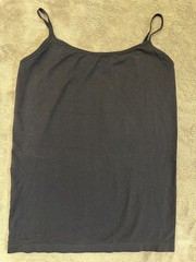 Bundle of 2 Mix seamless camisoles in classic black and white.