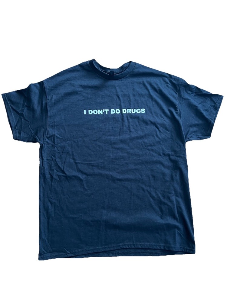 Graphic T-shirt Features The Slogan I DON’T DO DRUGS I JUST TEST THEM Size XL
