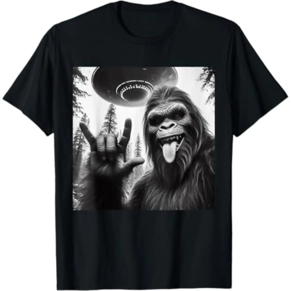 Funny Sasquatch Bigfoot Rock On Selfie With UFO Alien T-Shirt Golf Gift T-Shirt