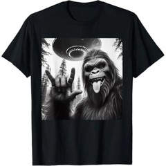 Funny Sasquatch Bigfoot Rock On Selfie With UFO Alien T-Shirt Golf Gift T-Shirt