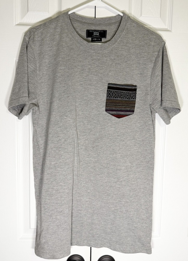 Beautiful Giant Men’s Hungarian Rag Rug Print Patch Pocket T-Shirt Size Medium