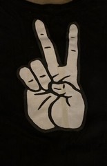 Nike Men PEACE SIGN Size XXL Black & White Tshirt P2p 22” Shoulder To Waist 28”