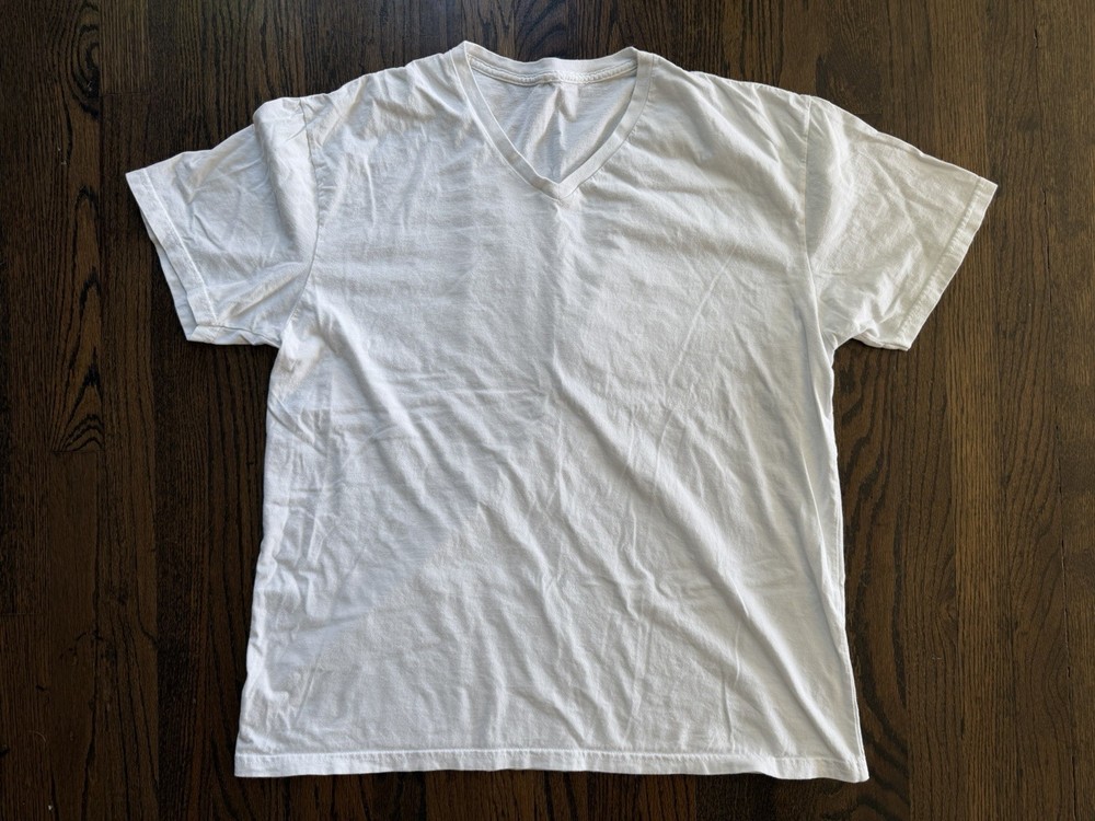 Gildan Softstyle Men’s XL V-Neck Basic White T-Shirt Casual Undershirt G64V00