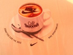 NEW NIKE SPORTSWEAR “Cafe Swoosh Mug Tee” MEN’S WHITE T-SHIRT XL IH1159-133