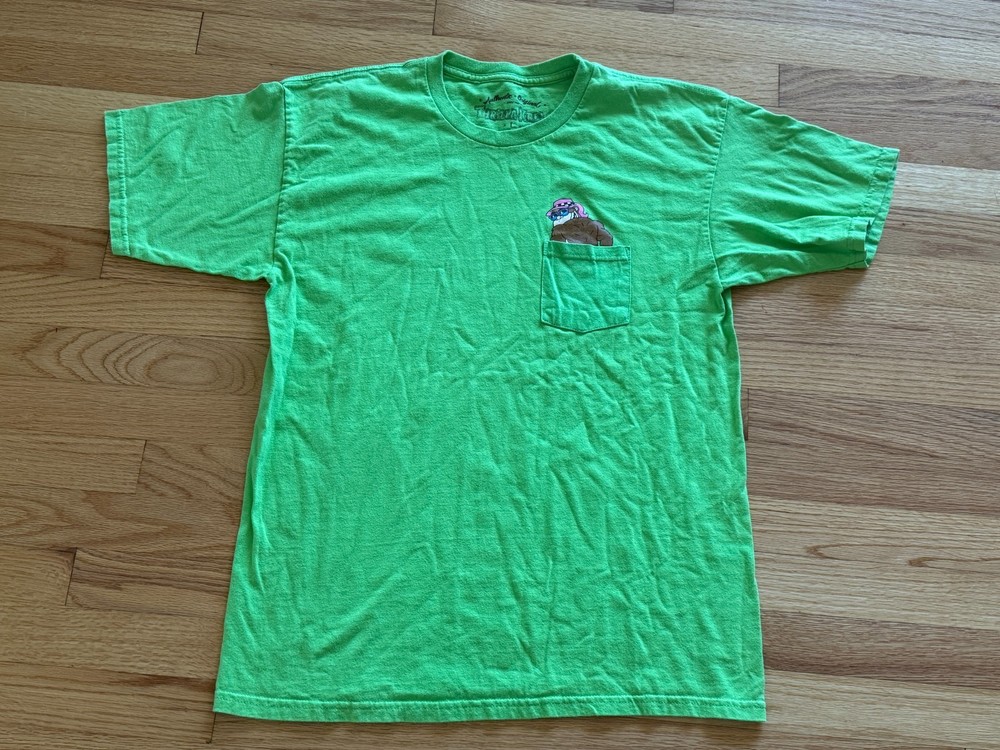 Thrilla Krew Gorilla in Pocket T-Shirt Green Size Large Very Good