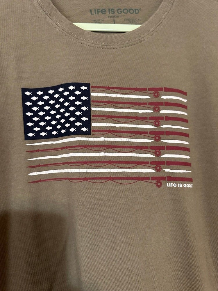 Life Is Good Mens M Green Crusher T-Shirt Patriotic USA Flag Fishing Pole NWOT L