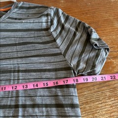Icebreaker Wool Base Layer Crew Neck Tshirt Mens Medium Hiking Outdoors FLAWED