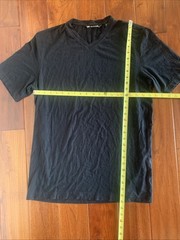 Travis Mathew T-Shirt Mens Medium V-Neck Short Sleeve Black Cloud Pima Cotton