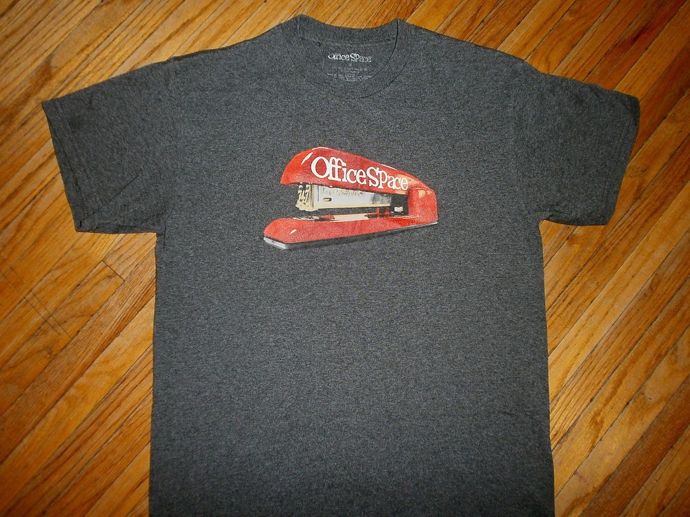 retro 90s OFFICE SPACE STAPLER T SHIRT Milton IT Work Sucks Movie Film MEDIUM