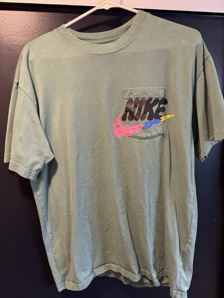 Nike Dri-FIT Pocket T-Shirt Mens Medium Green Loose Fit Graphic Logo Tee