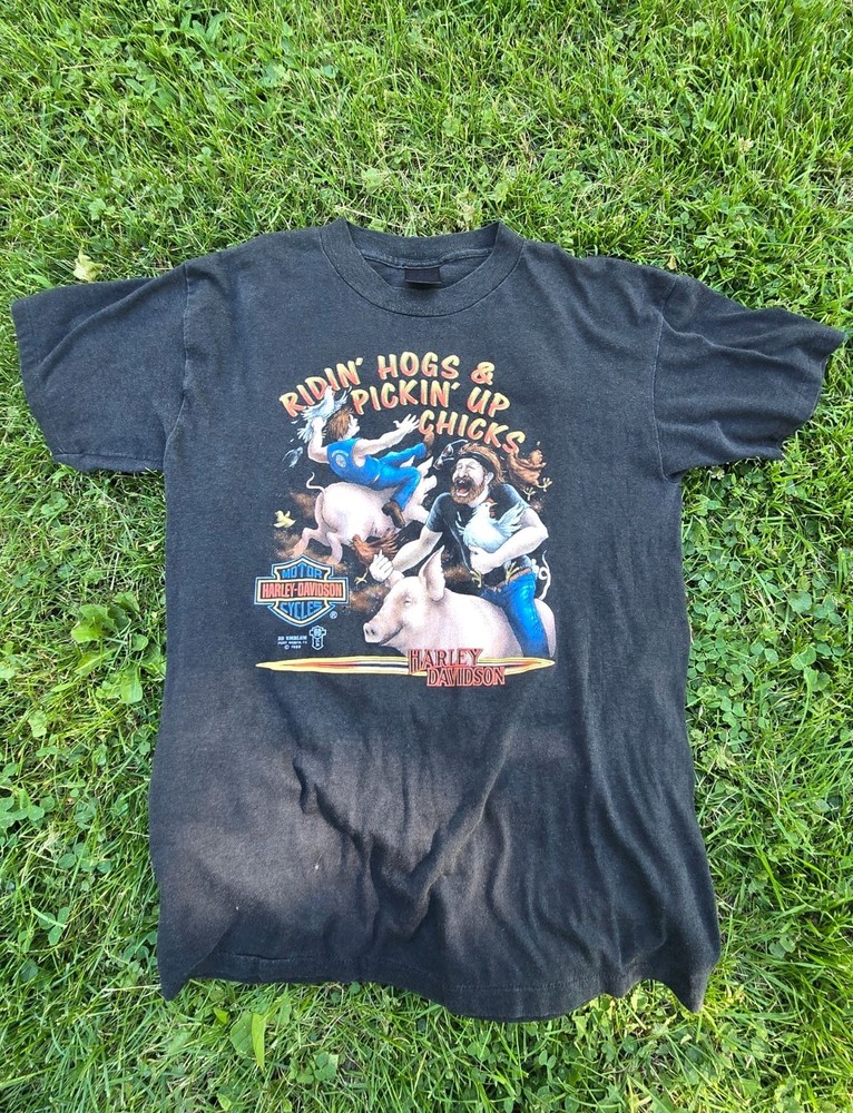Vintage Harley Davidson 3D Emblem T-shirt Ridin Hogs Chicks (Large) (19.5×26.5)