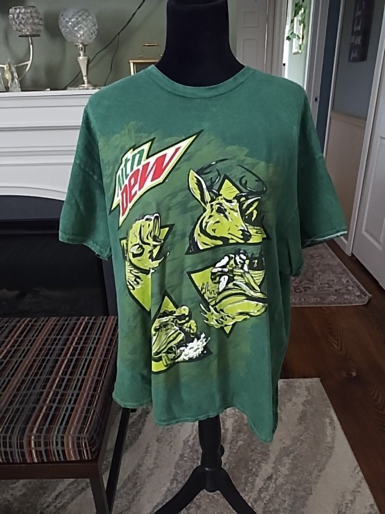 Mountain Dew Graphic Outdoorsman buck Fish Jet Ski Snow Mobile T-shirt Size L