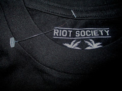 MENS RIOT SOCIETY BEARLY BUZZED BEAR BLACK T-SHIRT SIZE L