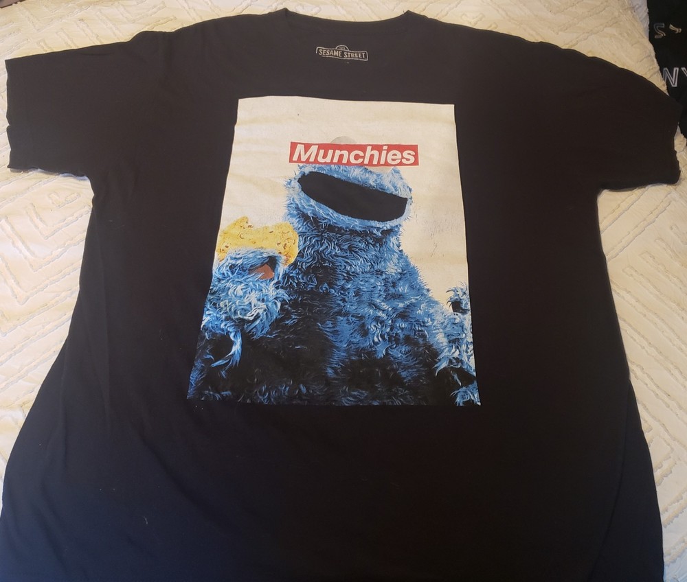 Sesame Street Cookie Monster Munchies 100% Cotton Graphic Tee L Crew Neck