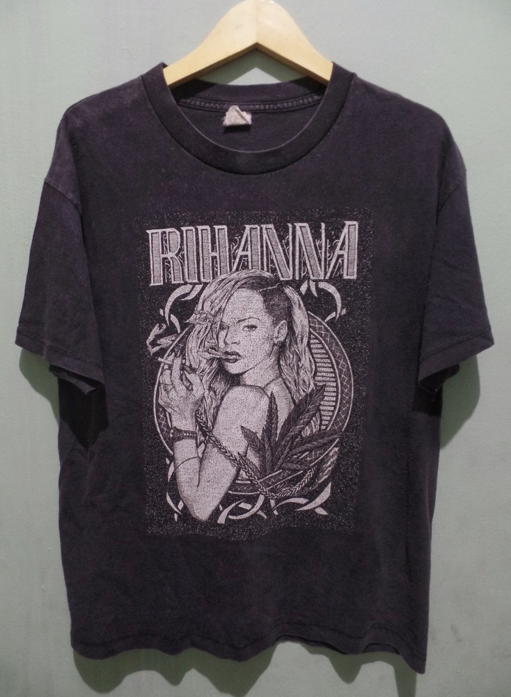 Rihanna t shirt