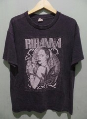 Rihanna t shirt