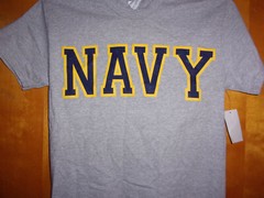 BRAND NEW GILDAN HEAVY COTTON MEN’S ” NAVY ” PRINT GRAY T ‘ SHIRT.