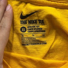 Nike T-Shirt Mens XL Yellow Wichita State Shockers NCAA Athletic Cut Graphic
